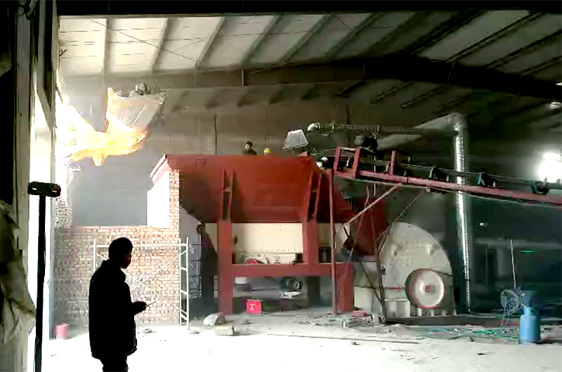 重錘式破碎機粉碎廢料現場 重錘式破碎機粉碎廢料現場