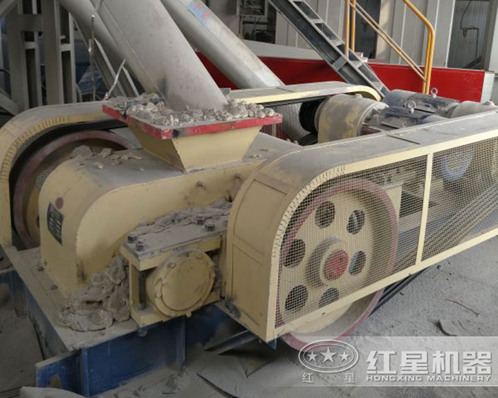 對(duì)輥式破碎機(jī)作業(yè)現(xiàn)場