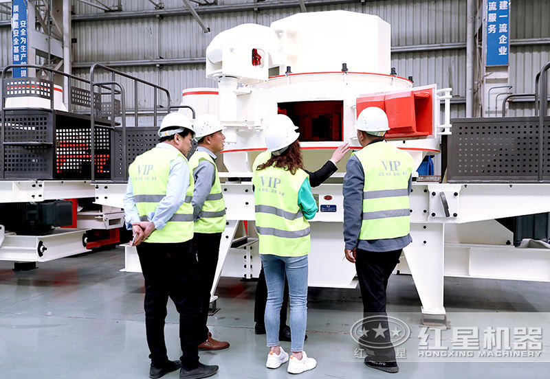 客戶來車間參觀，專業(yè)經(jīng)理接待講解